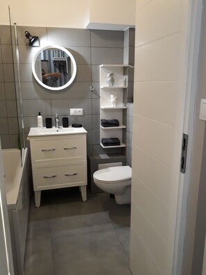 Apartment, 2 Bedrooms | Bathroom | Combined shower/tub, free toiletries, hair dryer, towels - 2 Bedroom City Center Apartment (Katowice)