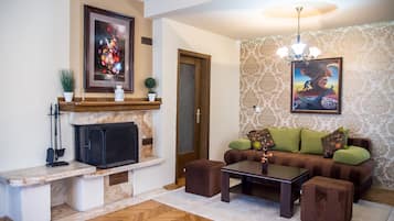 Deluxe Studio, Fireplace, Mountain View | Desk, free WiFi