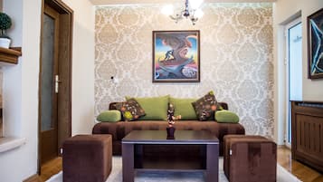 Deluxe Studio, Fireplace, Mountain View | Desk, free WiFi