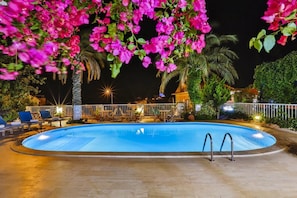 Outdoor pool, pool umbrellas, sun loungers - Kalkan Park Otel (Kas)
