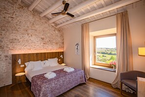 Premium bedding, in-room safe, desk, blackout drapes - Hotel Mas Bosch 1526 (Avinyonet de Puigventos)
