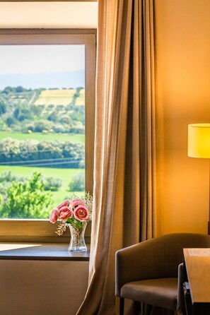 Premium bedding, in-room safe, desk, blackout curtains - Hotel Mas Bosch 1526 (Avinyonet de Puigventos)