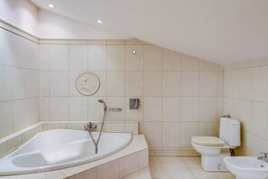 Comfort Apartment, 3 Bedrooms, Non Smoking | Bathroom | Separate tub and shower, free toiletries, towels - Bahia Langosta 32A (Tamarindo)