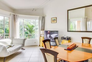 คอมฟอร์ทอพาร์ทเมนท์, 3 ห้องนอน, ปลอดบุหรี่ | บริเวณนั่งเล่น | ทีวีจอแบน