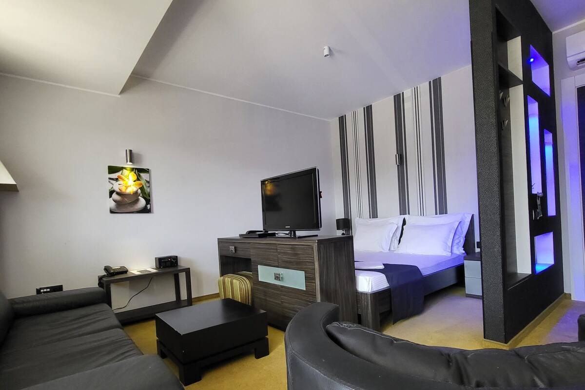 Classic Studio (Crystal Line) | Living area | Flat-screen TV