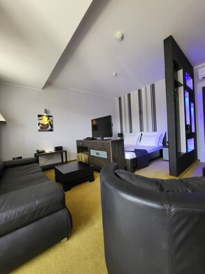 Estudio clásico (Crystal Line) | Área de sala de estar | Televisión de pantalla plana 