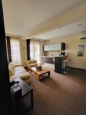 Habitación doble familiar, 2 habitaciones, vista a la alberca | Área de sala de estar | Televisión de pantalla plana 