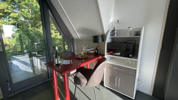 Deluxe Room, 2 Twin Beds | In-room dining