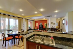 Comfort Apartment, 2 Bedrooms, Non Smoking | Living room | Flat-screen TV, DVD player