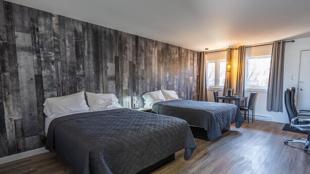 A room with two beds, a desk, and a chair. - Le 2020 (La Malbaie)