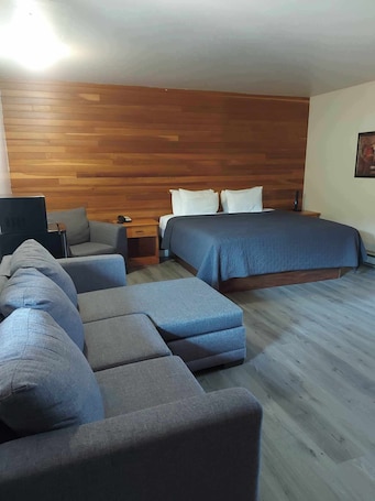Deluxe Room | 12 bedrooms, blackout drapes, free WiFi, bed sheets