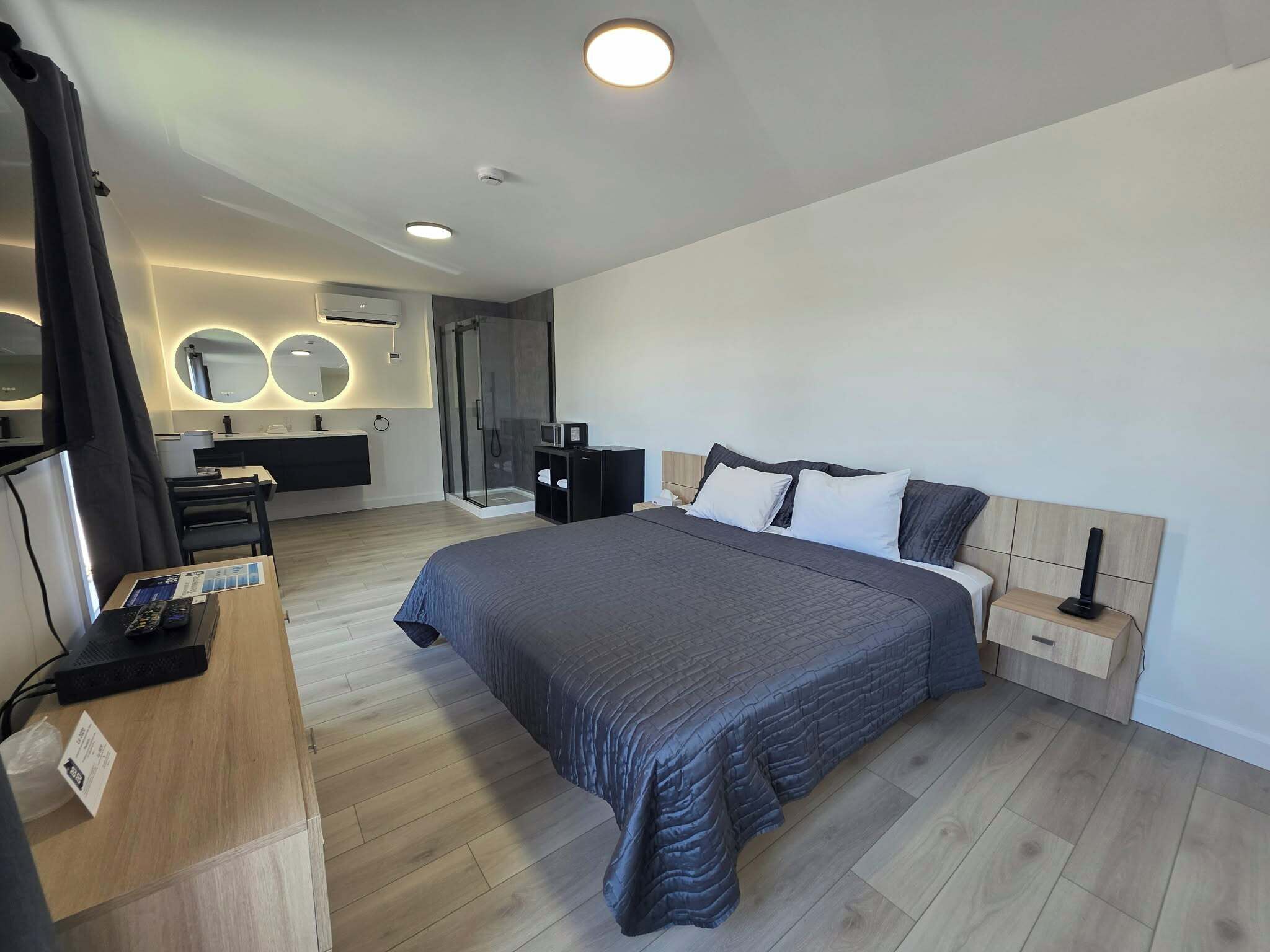 Suite, 1 kingsize-seng | Blendingsgardiner, wi-fi (inkludert) og sengetøy