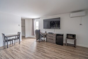 Suite 214 | Blackout drapes, WiFi (free), bed sheets