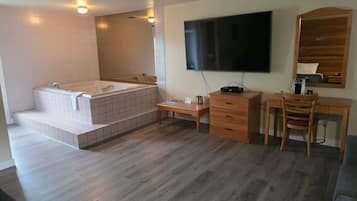 Deluxe Room | Bathroom | Shower, free toiletries, hair dryer, towels