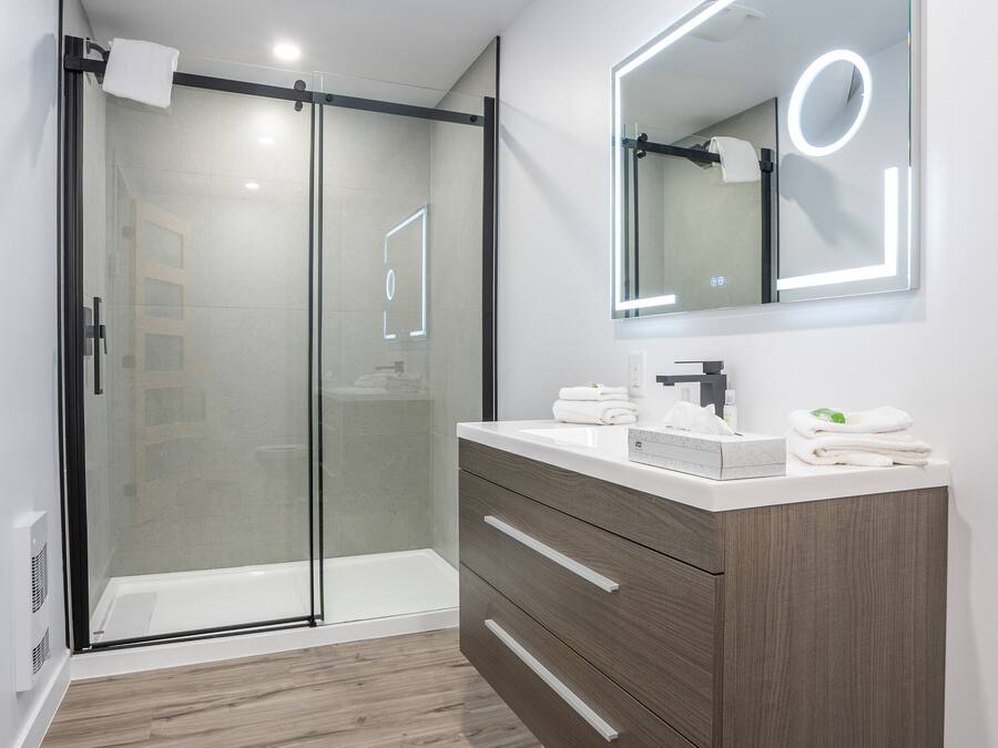 Prestige King | Bathroom | Free toiletries, hair dryer, towels, soap