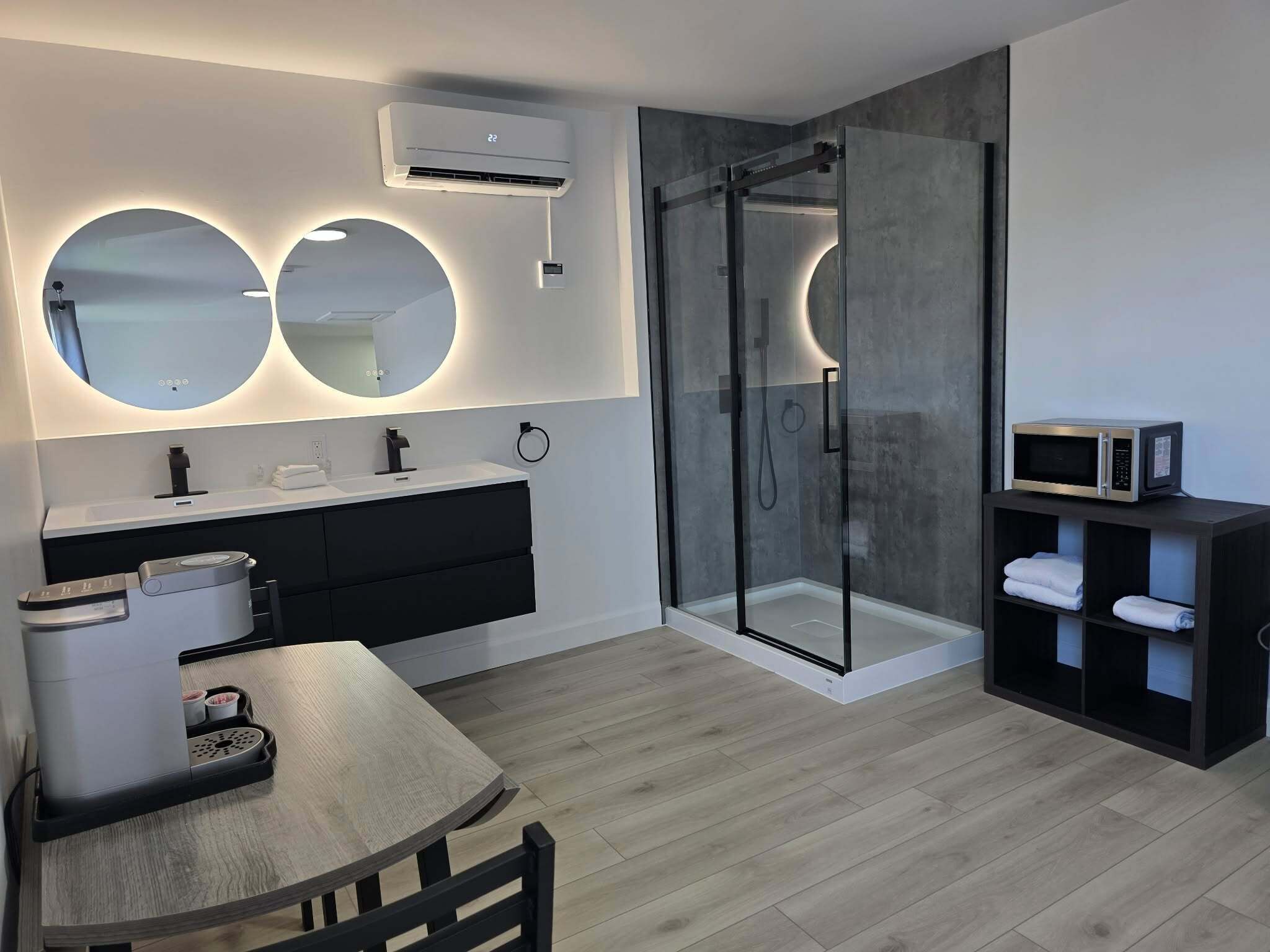Suite, 1 kingsize-seng | Bad | Dusj, toalettartikler (inkludert), hårføner og håndklær