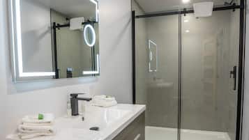 Prestige Queen | Bathroom | Free toiletries, hair dryer, towels, soap