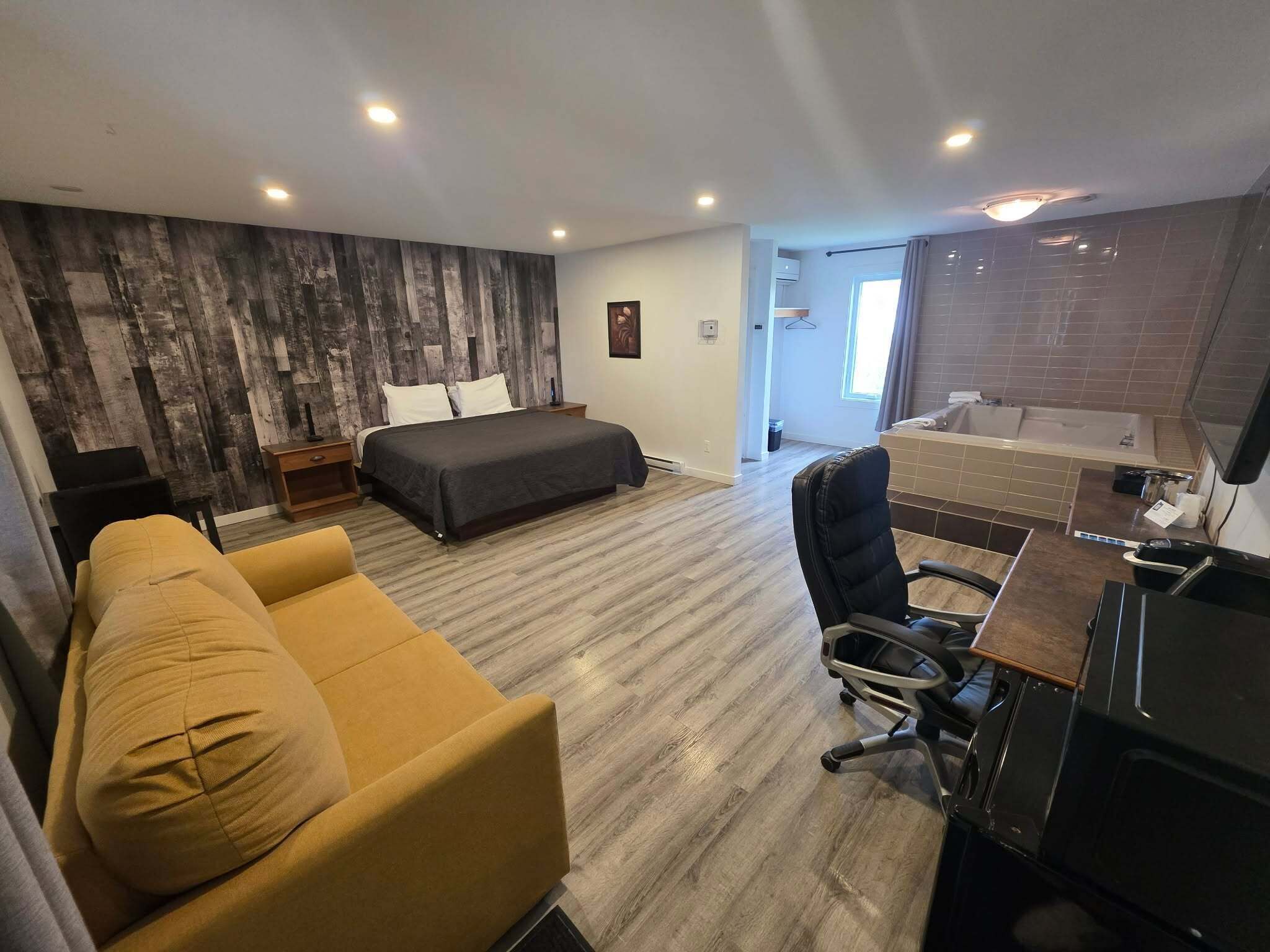 Suite 105 | Blendingsgardiner, wi-fi (inkludert) og sengetøy