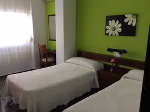 Desk, blackout curtains, free WiFi, bed sheets - Pension K-Hito (San Javier)