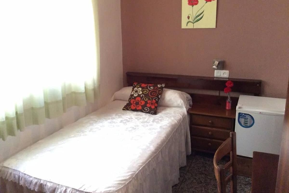 Camera singola | Una scrivania, tende oscuranti, Wi-Fi gratuito, lenzuola