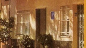 Un edificio con un letrero que dice "PENSION K-HITO RESTAURANTE".