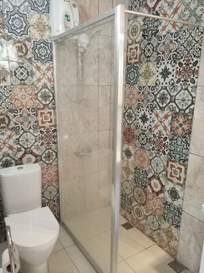 Deluxe-Apartment | Badezimmer | Dusche, Haartrockner, Handtücher