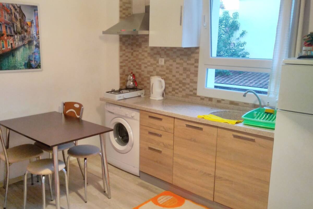 Basic-Apartment, 1 Schlafzimmer | Eigene Kochnische | Großer Kühlschrank, Herdplatte, Wasserkocher