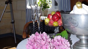 A table with a fruit bowl, flowers, and a silver bowl. - Domaine Mongiron (Nerigean)