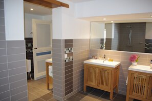 Dusj, hårføner og håndklær