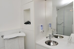 Deluxe Room | Bathroom