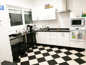Nevera en la zona común y microondas en la zona común