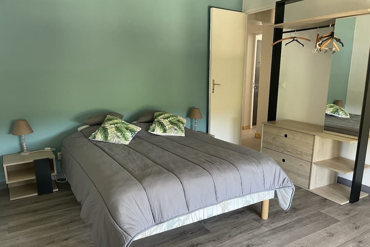 Family Apartment | Free WiFi, bed sheets