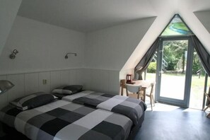 Cots/infant beds, rollaway beds, free WiFi, bed sheets