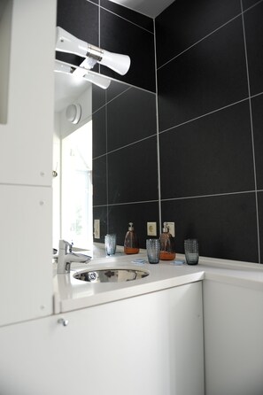 Deluxe Room | Bathroom