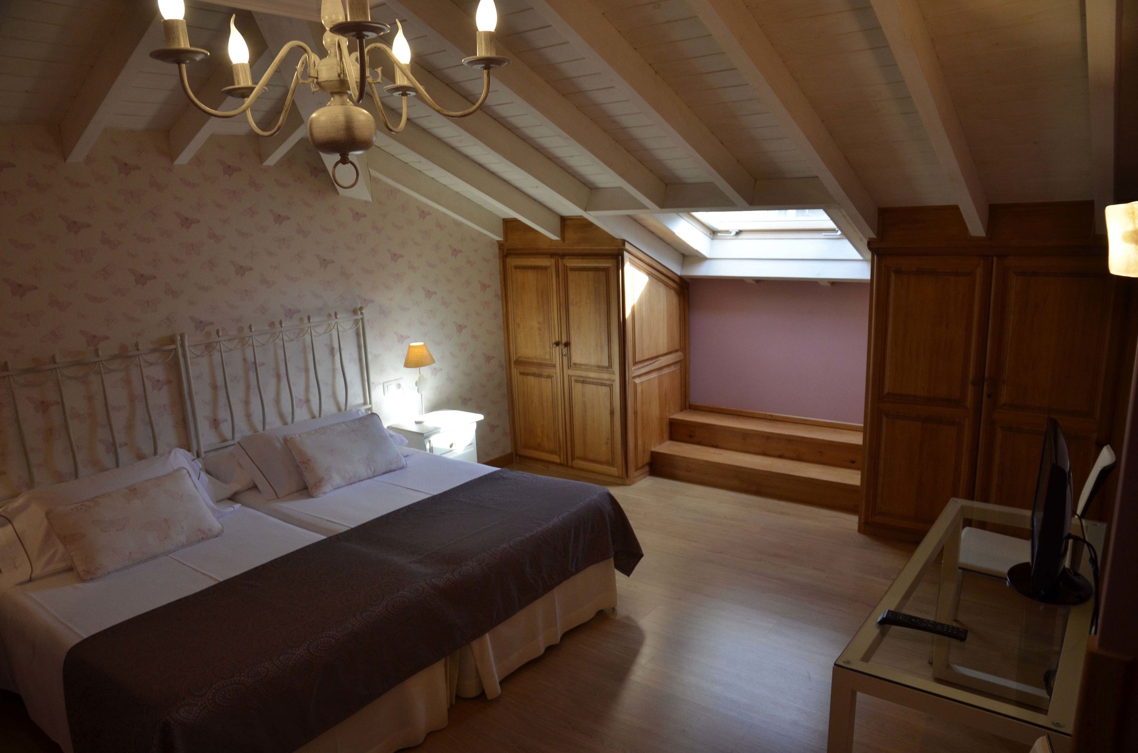 Een bureau, een laptopwerkplek, gratis wifi, beddengoed