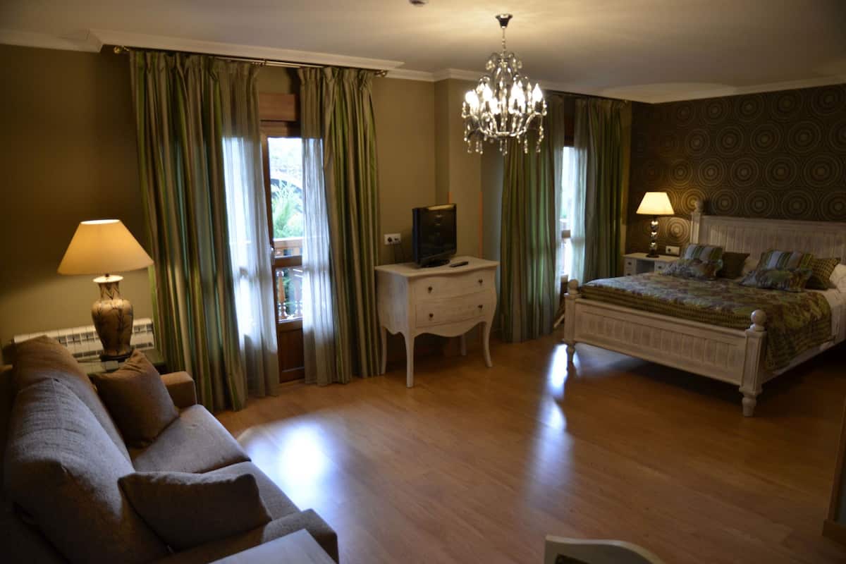 Desk, laptop workspace, free WiFi, bed sheets