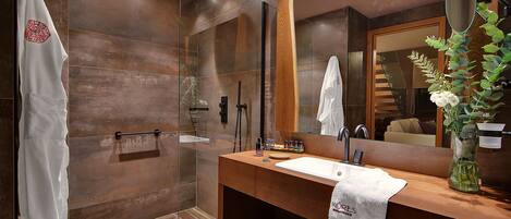 Une salle de bain moderne avec une douche à parois de verre, un meuble-lavabo en bois et un grand miroir.