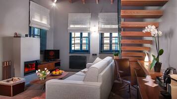 Una sala de estar moderna con sofá, mesa de centro y chimenea.