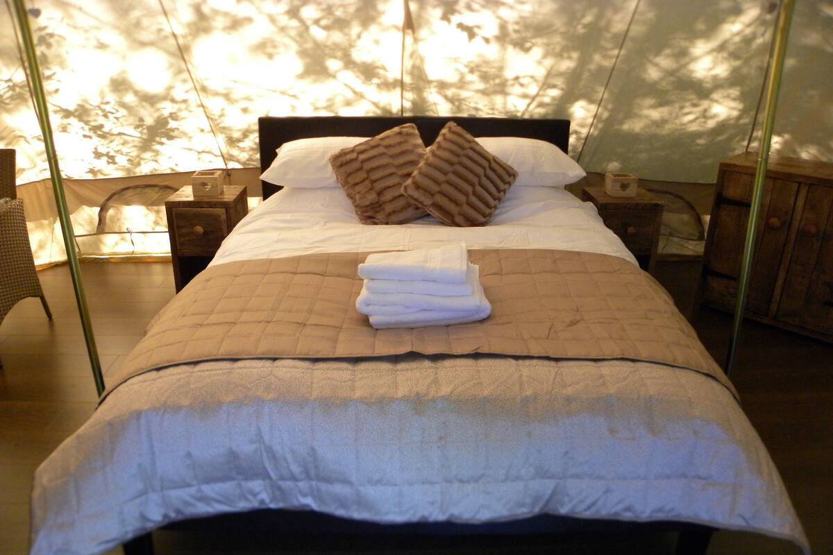 Hochwertige Bettwaren, Betten mit Memory-Foam-Matratzen, Zimmersafe
