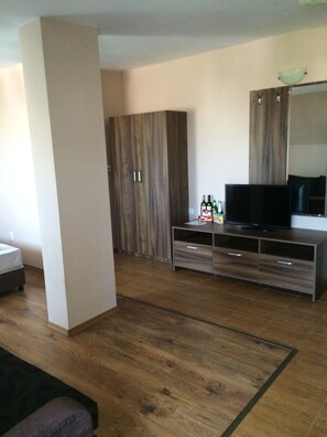 Classic-studio, rannan lähellä | Olohuone | Taulutelevisio