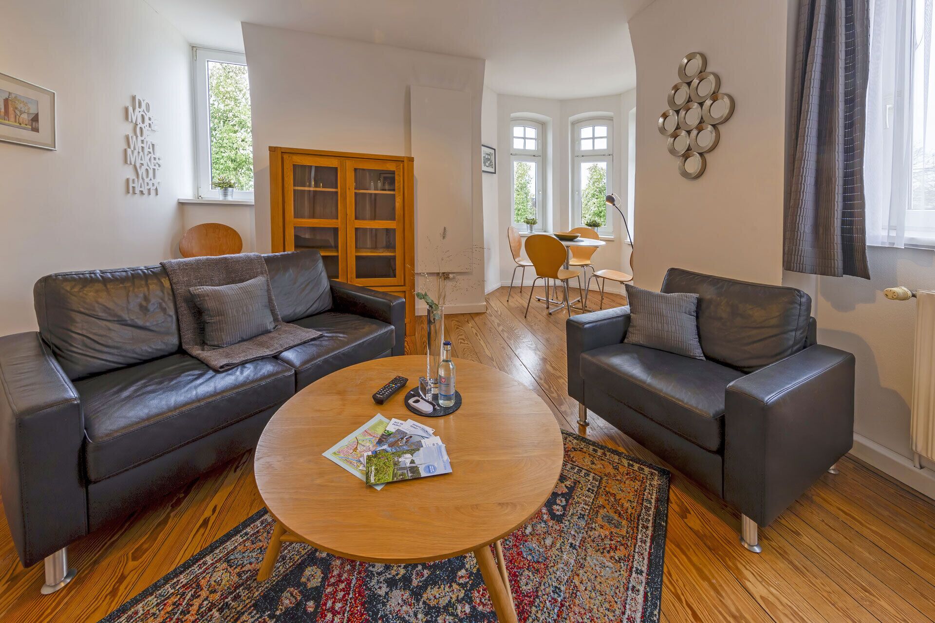 80-centimeters platt-tv med kabelkanaler och tv