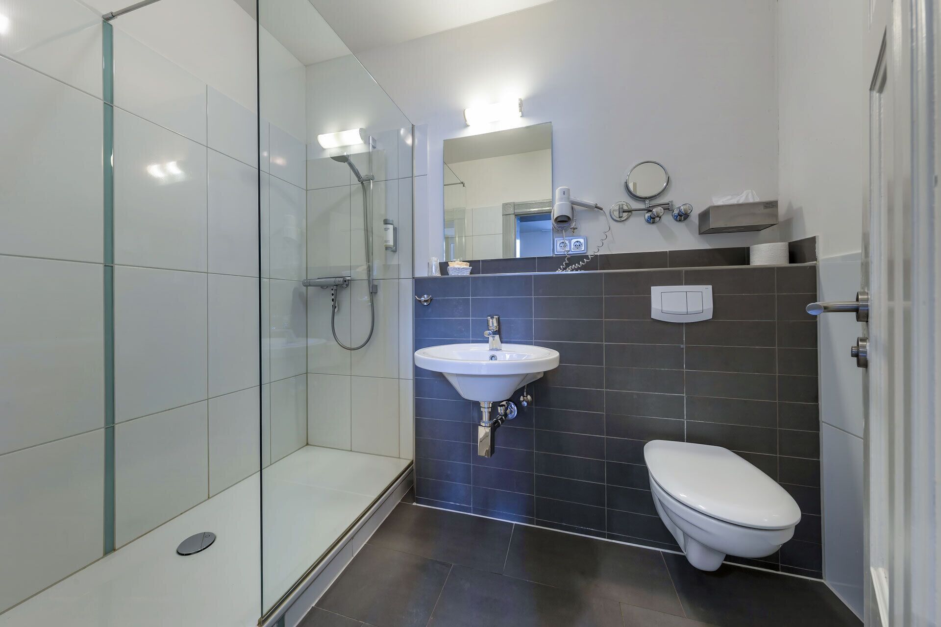 double room (small) | bathroom | shower, free toiletries, hair dryer, slippers