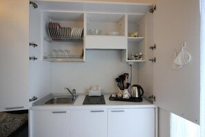 Køleskab, kaffe-/temaskine, elkedel, højstol