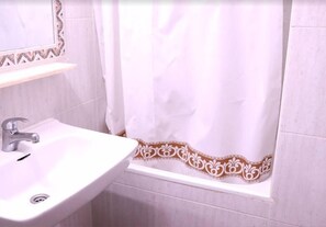 Vòi sen phun mưa, đồ dùng nhà tắm miễn phí, máy sấy tóc, khăn tắm 