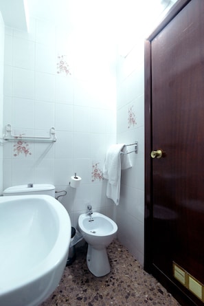 Twin Room | Bathroom