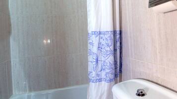 Single Room (Baño exterior) | Bathroom | Rainfall showerhead, free toiletries, hair dryer, towels