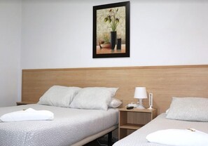 三人房 | 書桌、免費 Wi-Fi、床單