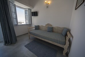 Appartement, 1 chambre, vue sur la mer | Aire de séjour | Téléviseur au plasma