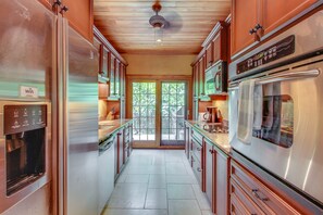 ثلاجة/مجمد بحجم كبير، ميكروويف، فرن، موقد طهي مسطح