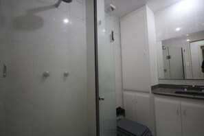 Shower, towels - GoHouse Constante 404 (Rio de Janeiro)
